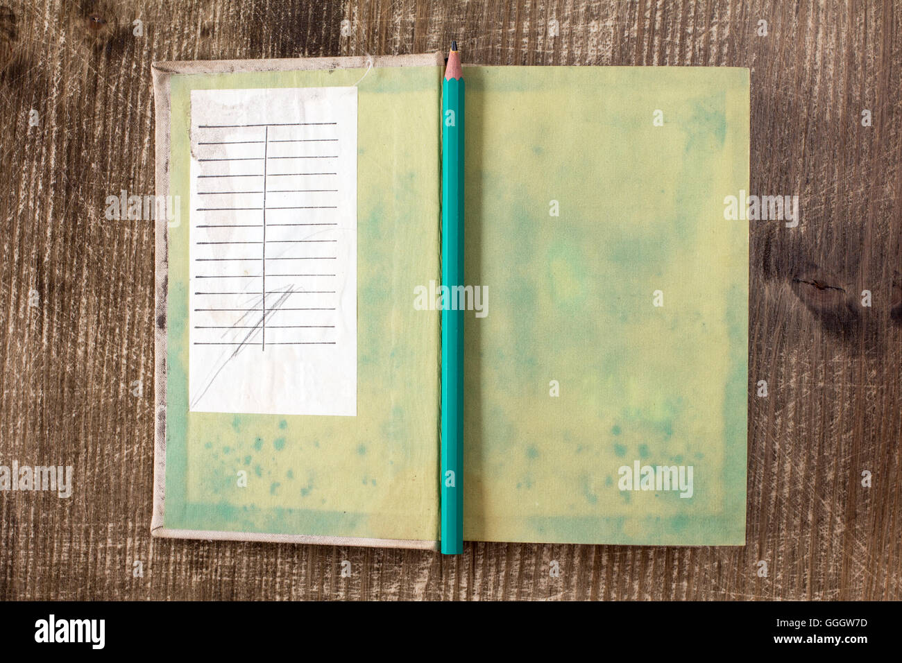 Dos primeras páginas de biblioteca de libros con fecha de vencimiento tarjeta. Foto de stock