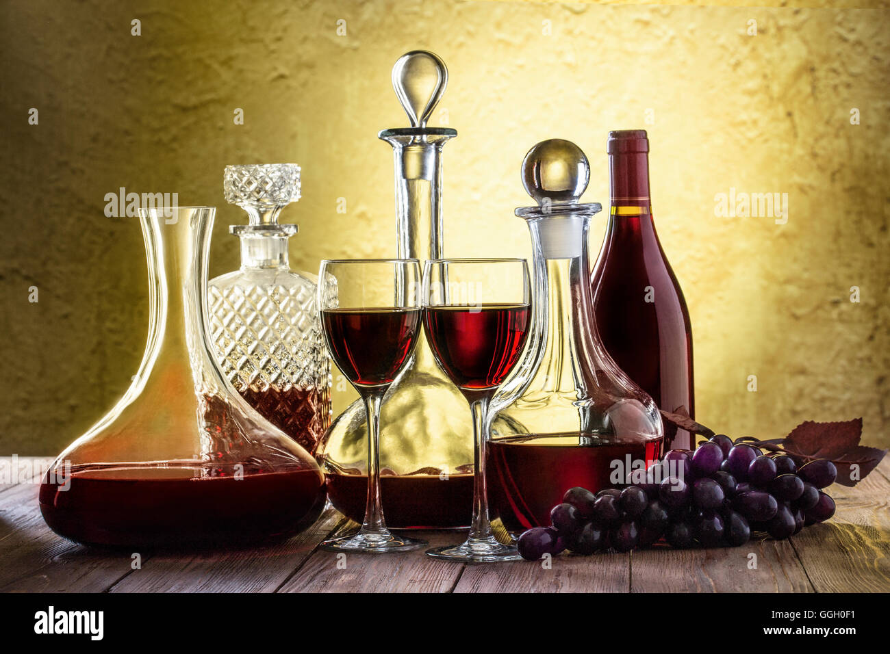 Decantadores de cristal con vino tinto y Foto de stock
