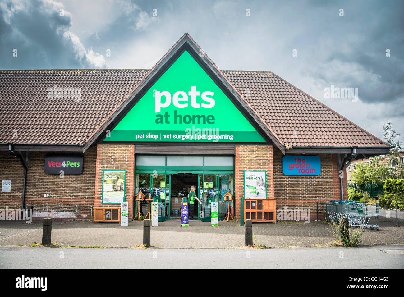 Recepción y señalización de la tienda Pets at Home Store en Sheen, Londres, Inglaterra, Reino Unido Foto de stock