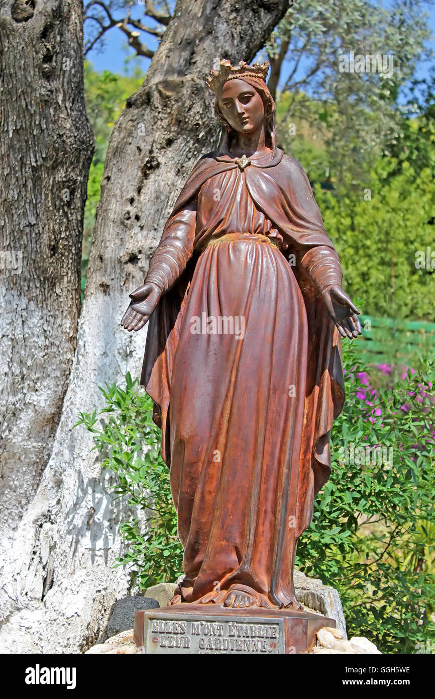 La estatua de la Virgen María en el patio de la casa de la Virgen María
