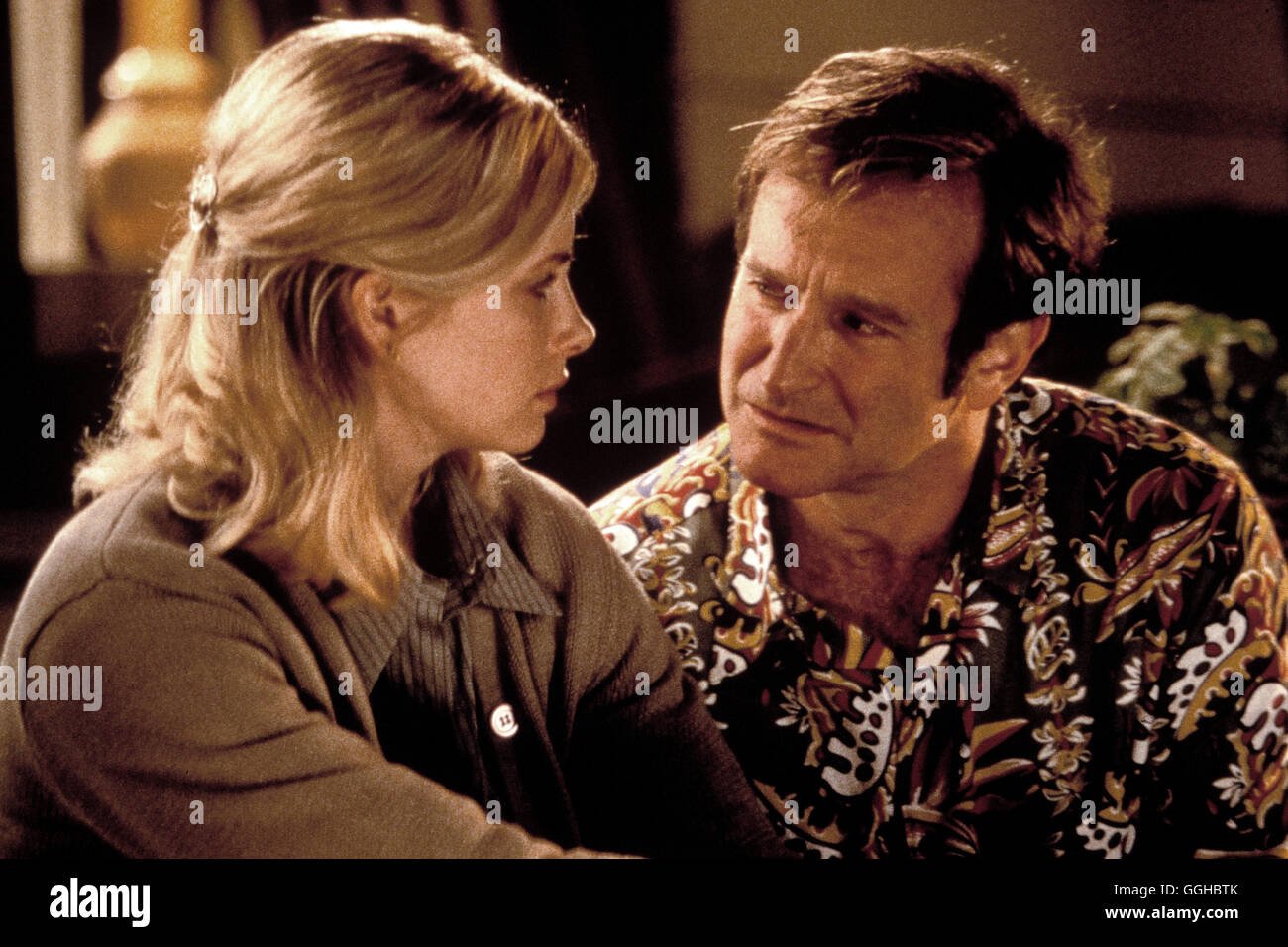 PATCH ADAMS Patch Adams / 1998 / EE.UU. Tom Shadyac Szene mit Monica Potter (Carin Fisher) und Robin Williams (Patch Adams). Regie: Tom Shadyac aka. Patch Adams Foto de stock