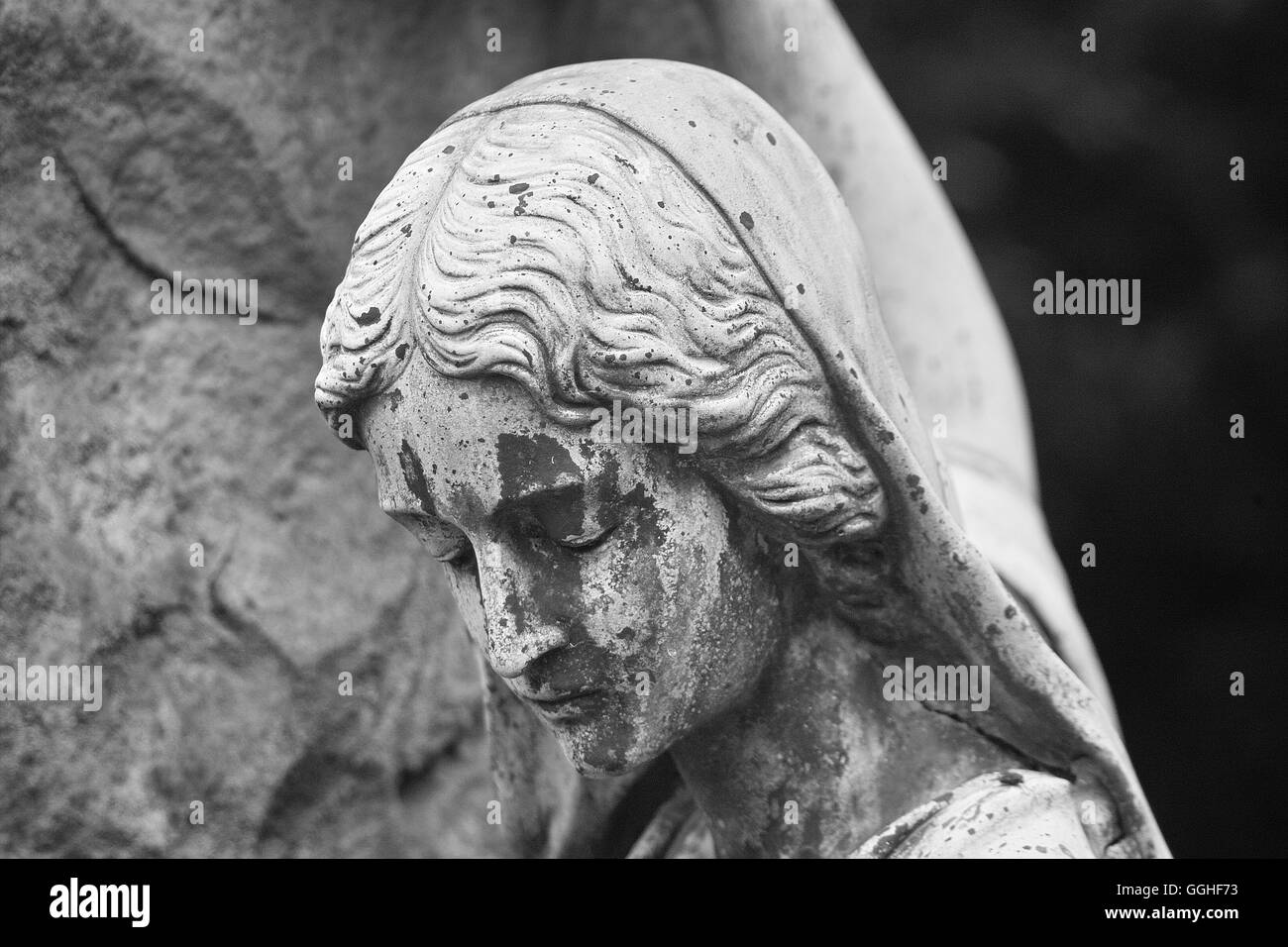Escultura de tristemente mujer, niña, escultura, tristemente enfrentan graves, dolorosos / grab-skulptur, trauernde frau schwarz-weiss foto Foto de stock