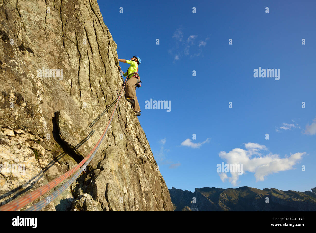 Mujer escalar una pared de roca, Antona, Alpes Apuanos, Tuskany, Italia Foto de stock