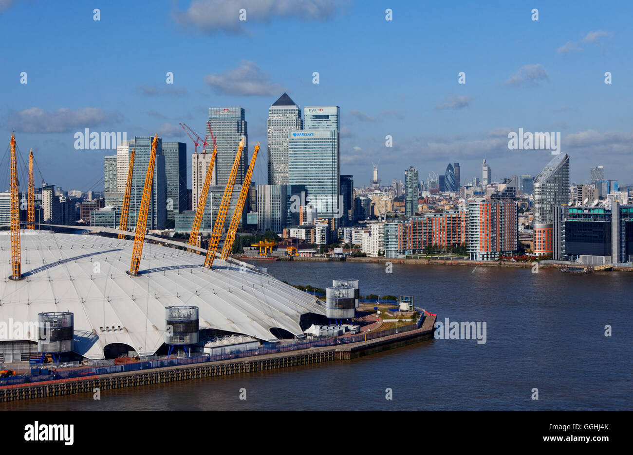 Millenium Dome y detrás del horizonte de la Isle of Dogs y la ciudad de Londres, visto desde la línea aérea Emirates, Londres, Engla Foto de stock