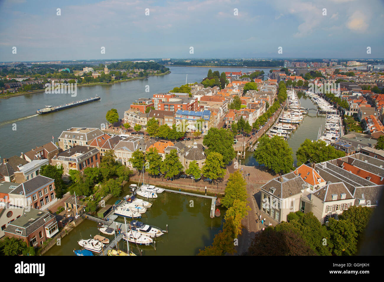 Vista desde la torre de Grote Kerk de la antigua ciudad de Dordrecht y el canal Oude Maas, provincia del sur de Holanda, Sou Foto de stock