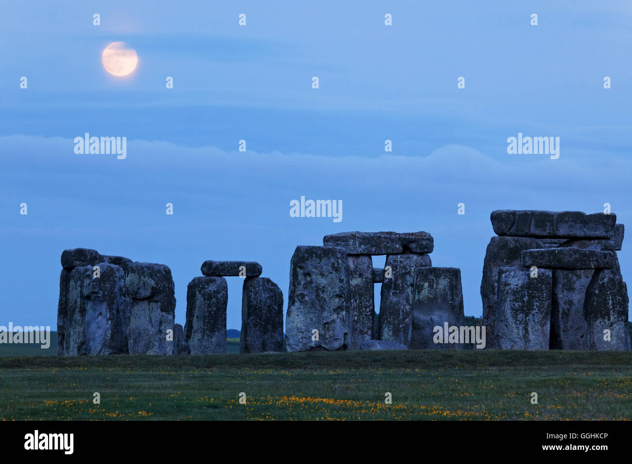 A la luz de la luna, Stonehenge Amesbury, Wiltshire, Inglaterra, Gran Bretaña Foto de stock
