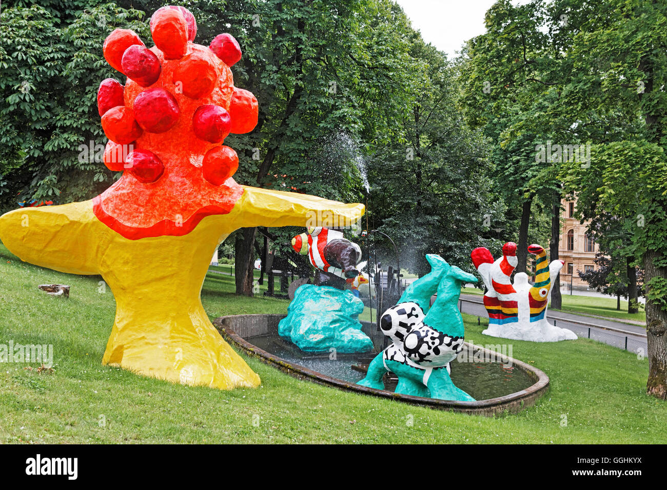 Esculturas de Niki de Saint Phalle en el parque enfrente de la Moderna Museet, Skeppsholmen, Estocolmo, Suecia Foto de stock