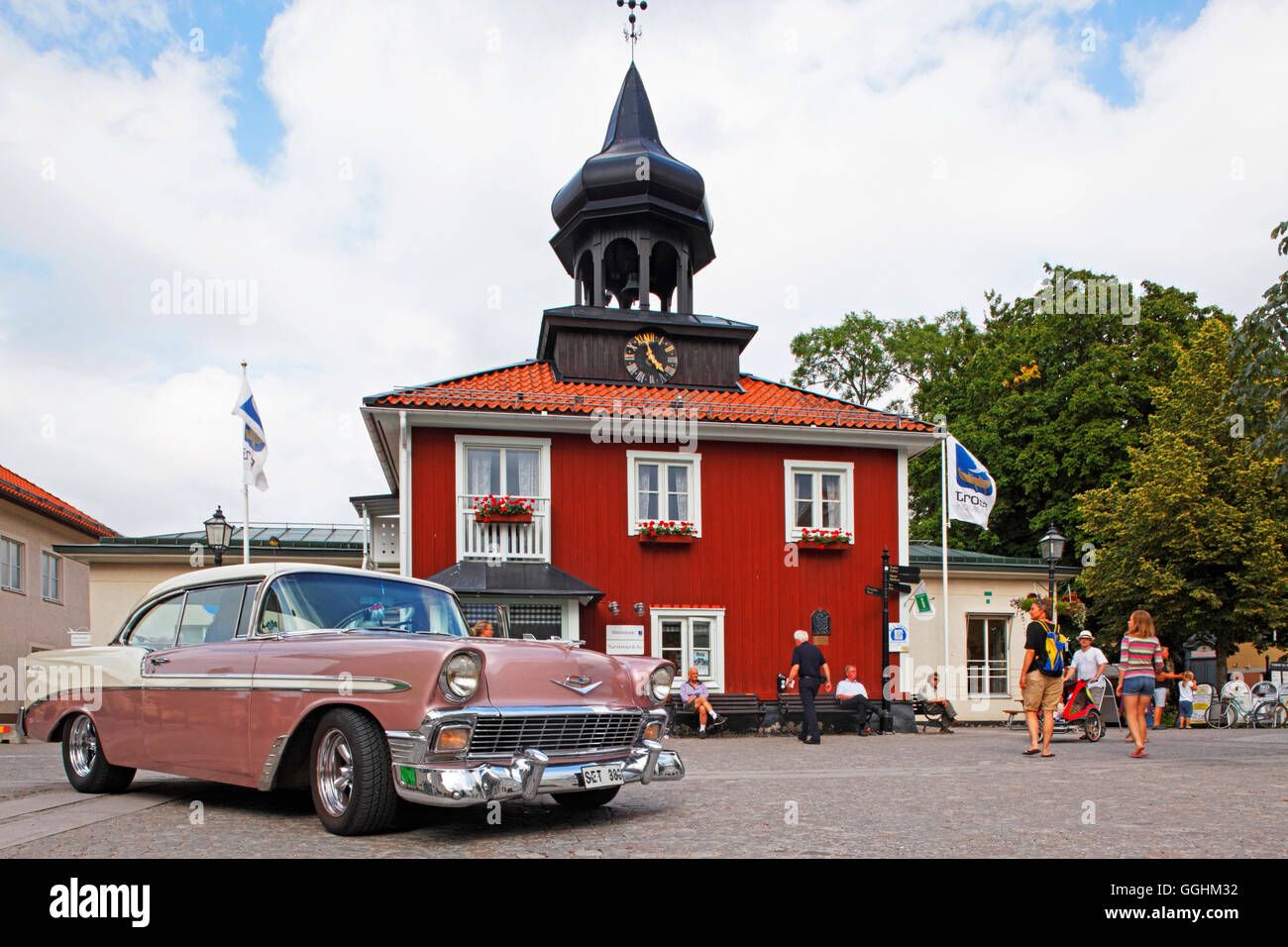 Rallye de coches clásicos y ayuntamiento, Trosa Trosa, Suecia Foto de stock