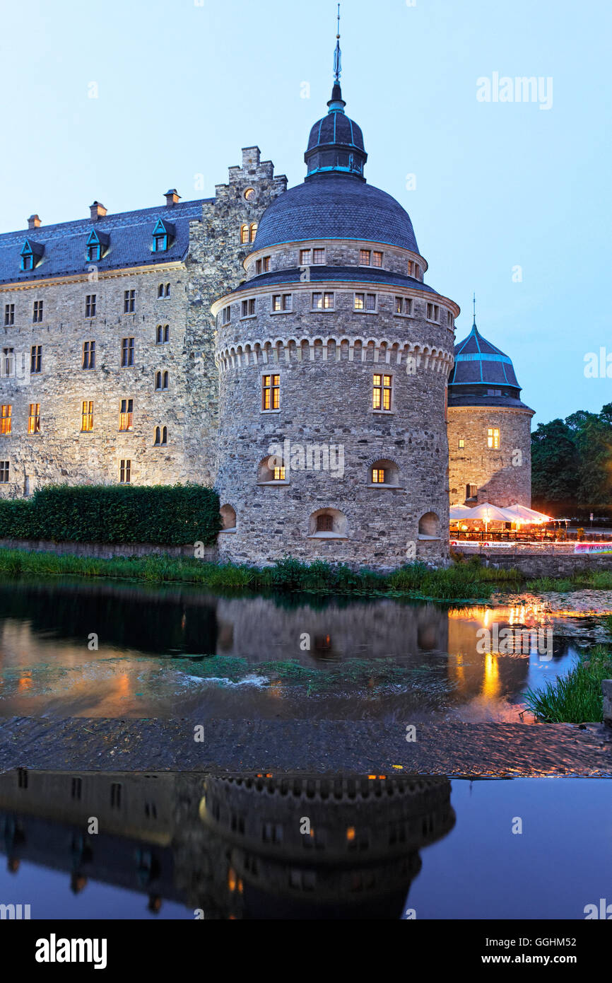 Moated castillo en la noche, Oerebro slott, Oerebro, Suecia Foto de stock