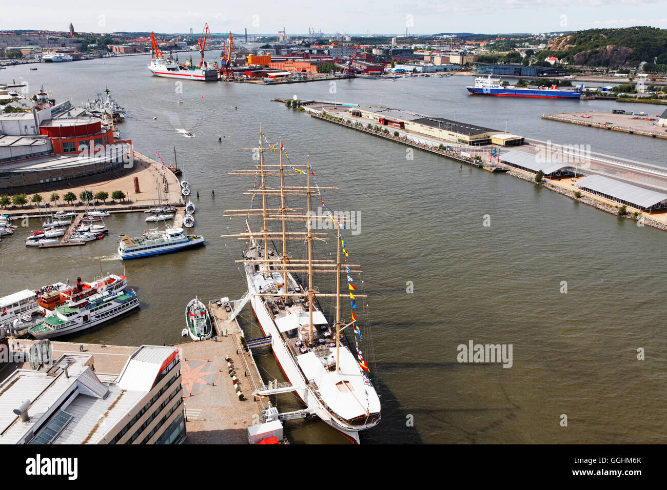 Vista desde la plataforma de observación de Lilla Bommen sobre el puerto de Gotemburgo, Suecia Foto de stock