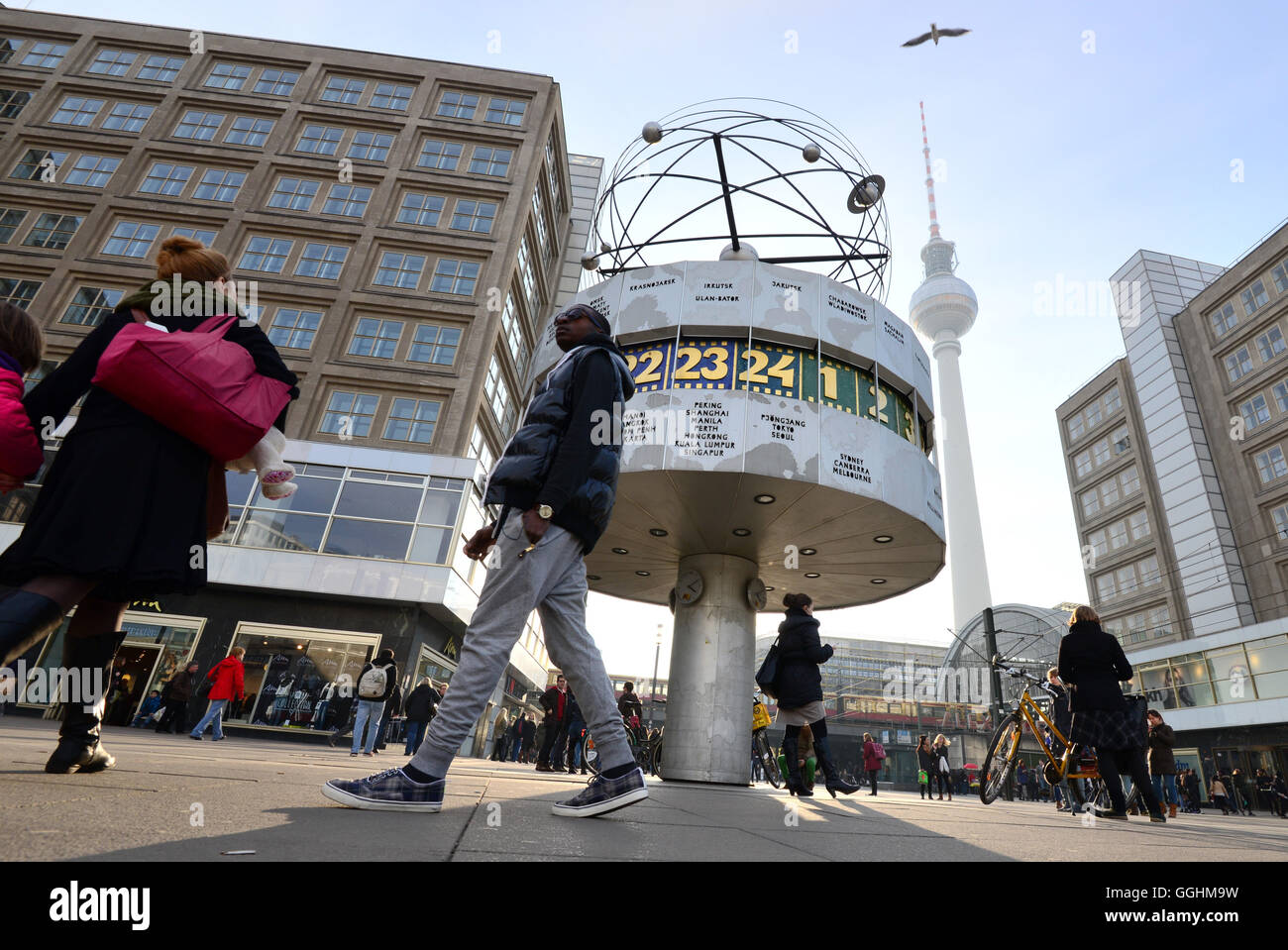 Reloj de la hora mundial en la plaza alexander fotografías e imágenes de  alta resolución - Alamy