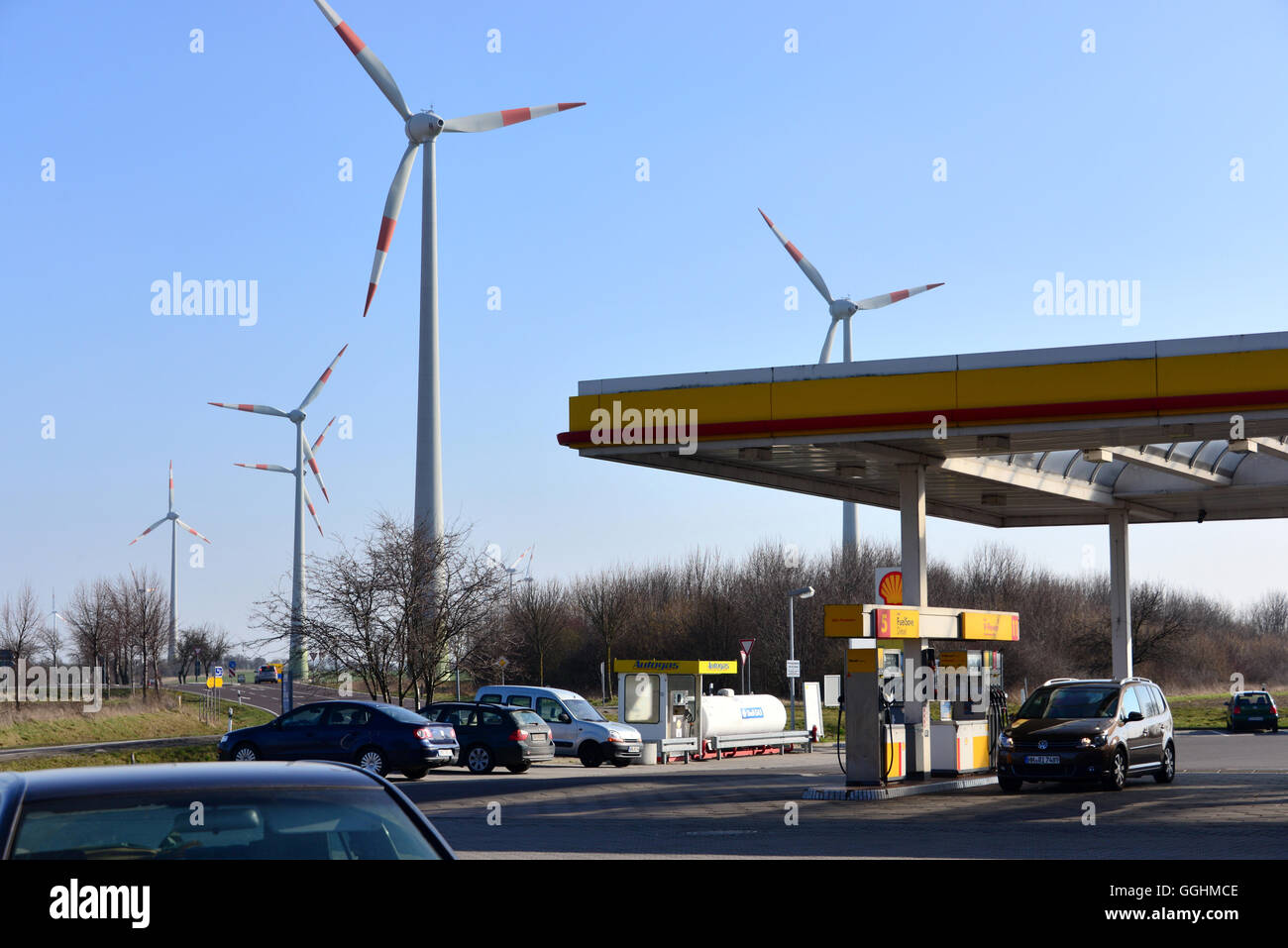 Turbina eólica y estación de gasolina al oeste de Magdeburg, cerca de la autopista A2, en el Estado federado de Sajonia-Anhalt, Alemania Foto de stock