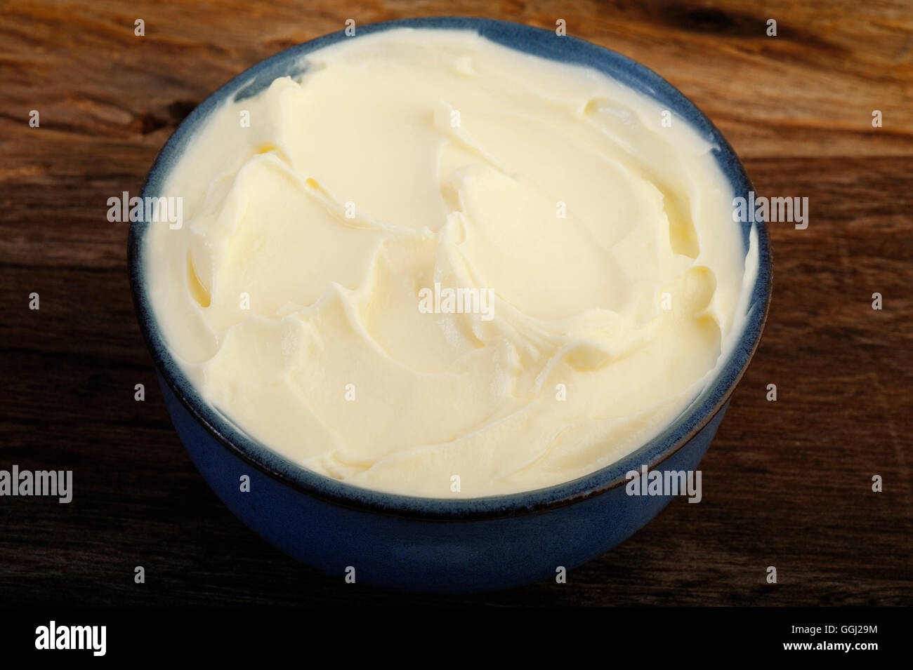 Queso crema agria en un tazón Foto de stock