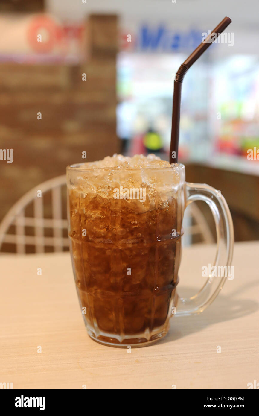 Cola fría en vidrio,bebida para detener sediento. Foto de stock