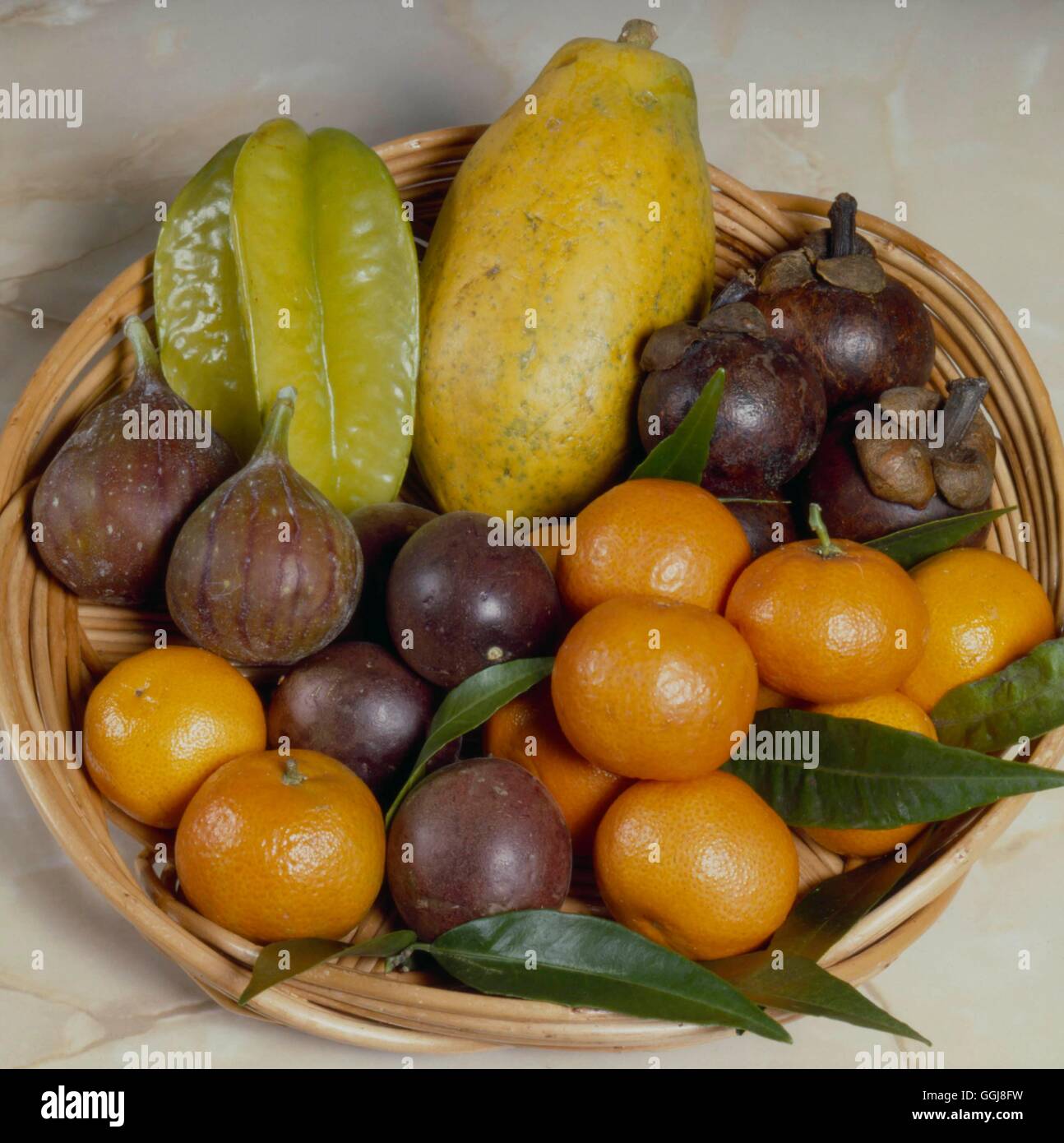 Colección de fruta: La fruta de la Pasión - Star Fruit Higo Mangesteen Pawpaw & Clemantines FCO018014 Foto de stock
