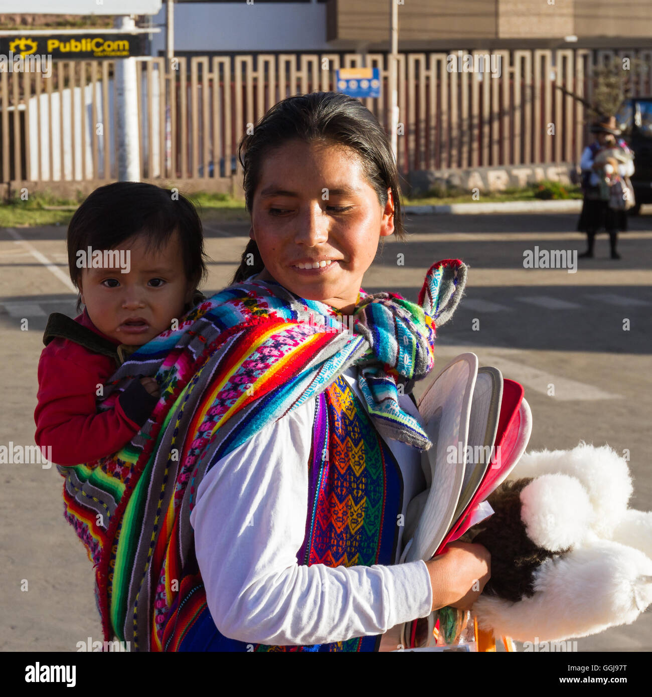 Cusco, Perú - 11 de mayo : Una joven madre y su bebé vestidos tradicionales  en Cusco muy colorida ropa vender coca caramelo para él Fotografía de stock  - Alamy