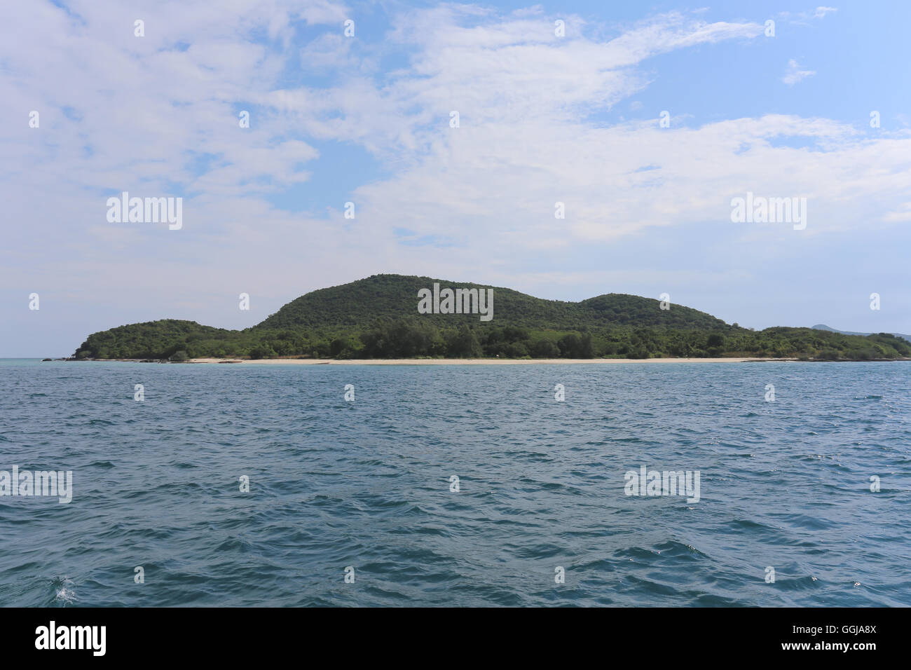 Isla y cielo azul, en un buen clima atractivos turísticos en Tailandia. Foto de stock