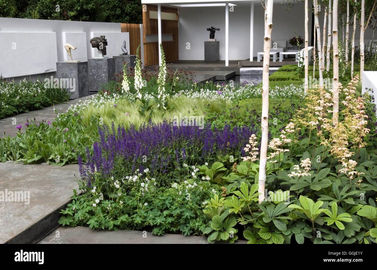 Chelsea Flower Show 2006- - El jardín diseñado por Savills Marcus Barnett y - Philip Nixon MIW obligatoria251131 C Foto de stock