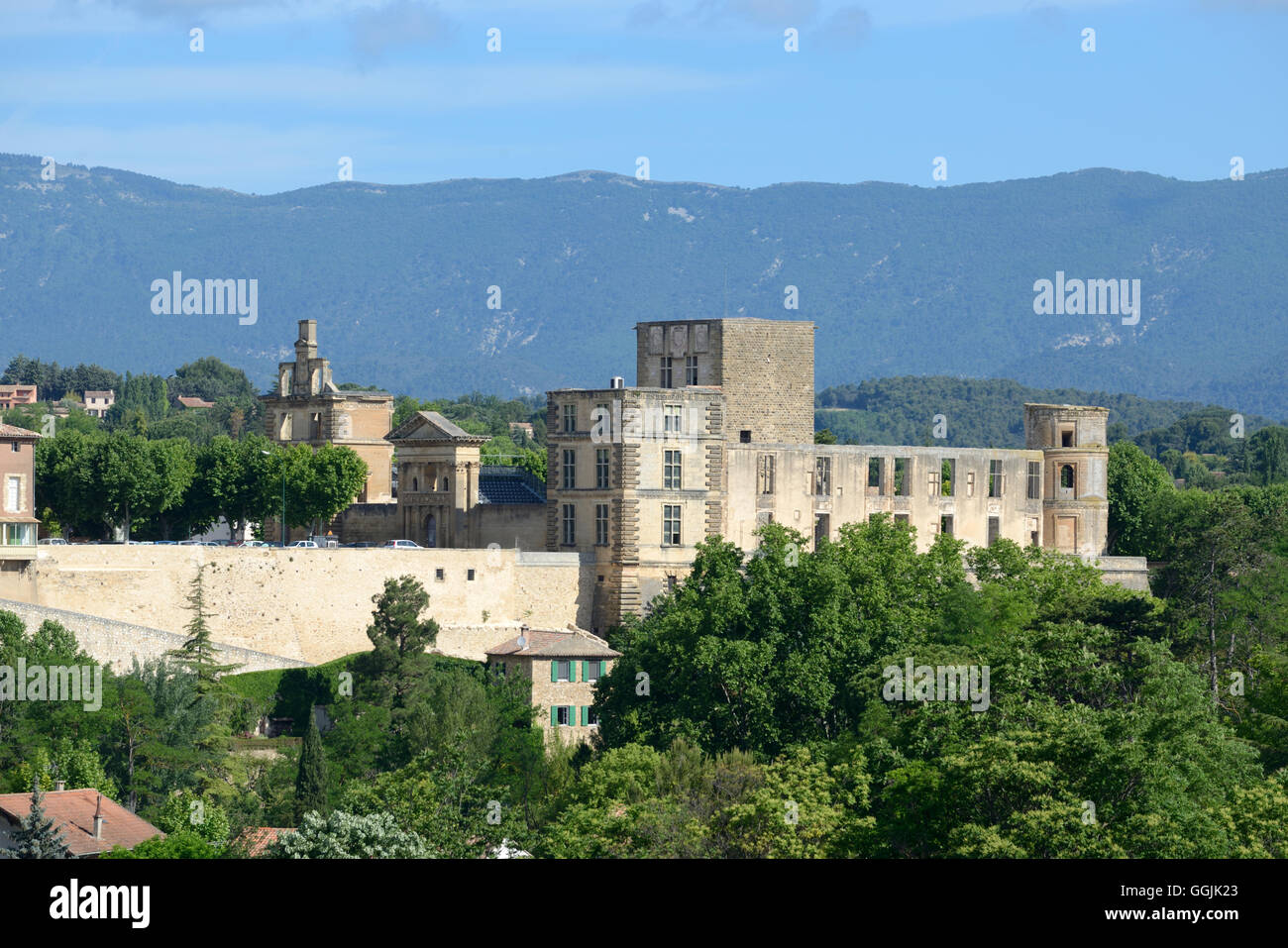 Vistas a las ruinas del castillo renacentista de La Tour d'Aigues en el parque regional de Luberon Provence Francia Foto de stock