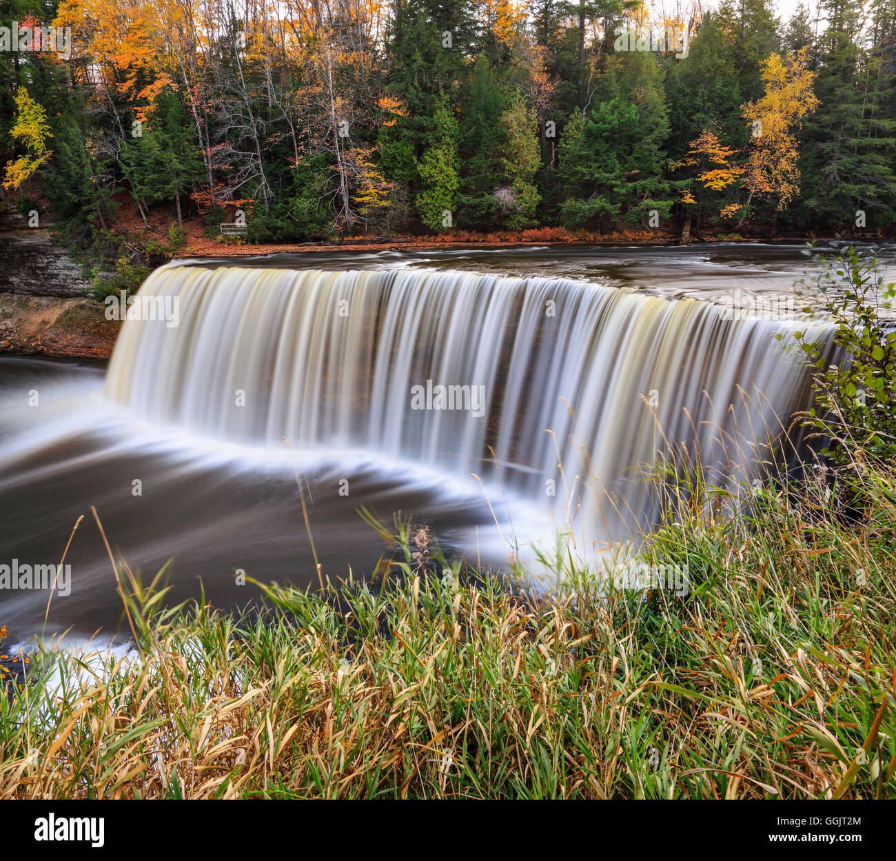 Una muy pintoresca cascada con desenfoque de movimiento, sedosa Tahquamenon cae en otoño, en Michigan en la Península Superior, EE.UU. Foto de stock