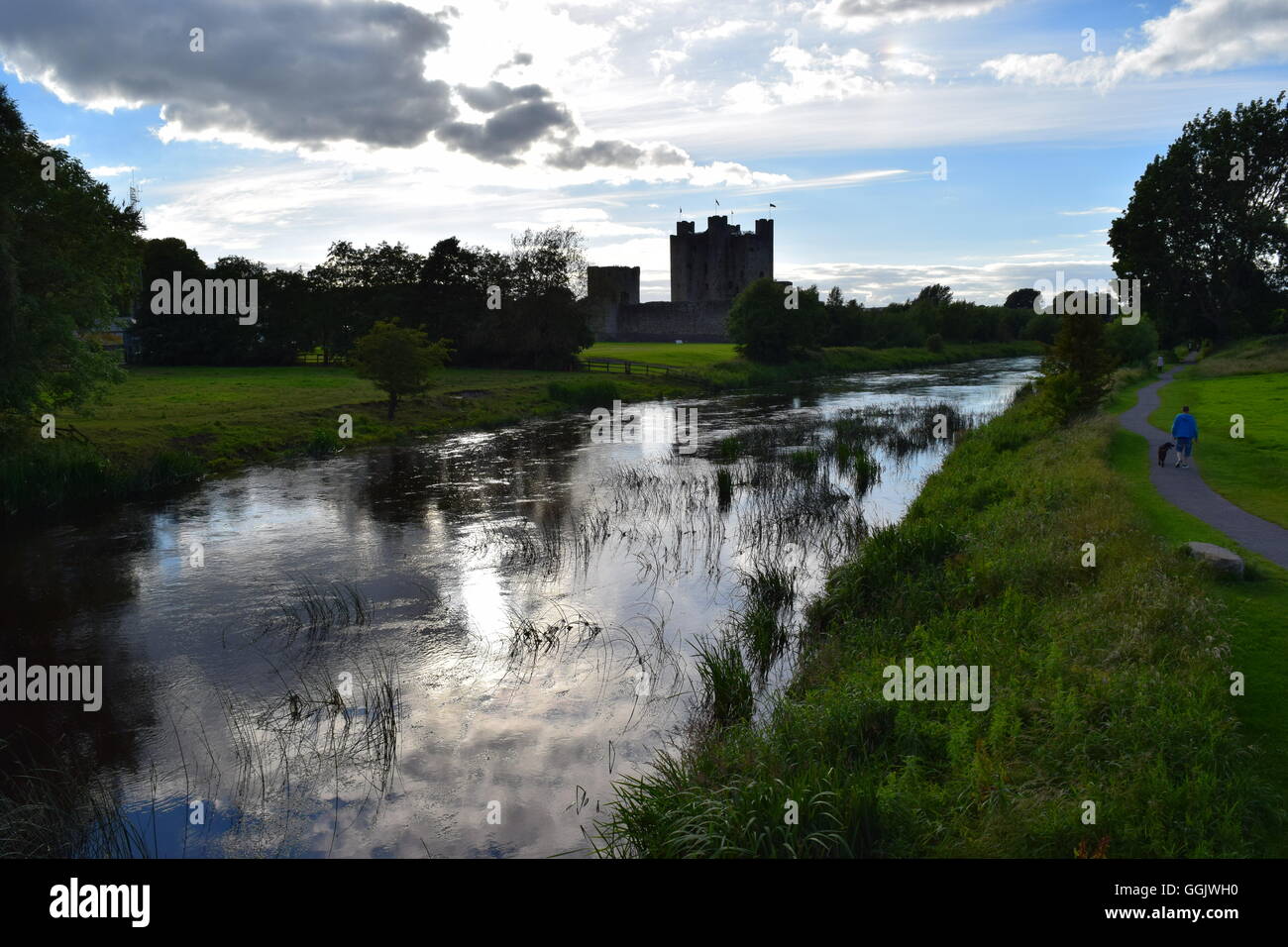 Una vista sobre el Río Boyne, al Castillo Trim, Condado de Meath, Irlanda Foto de stock