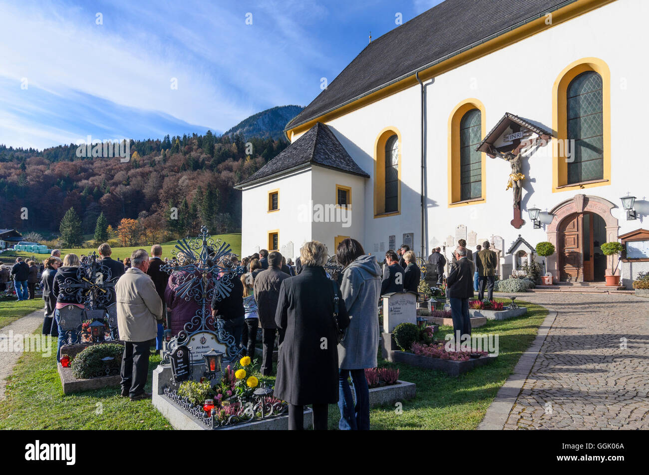 Unken: iglesia hl . James d . Ä . y el cementerio en conmemoración de los muertos en Todos Santos, Austria, Salzburgo, Pinzgau Foto de stock