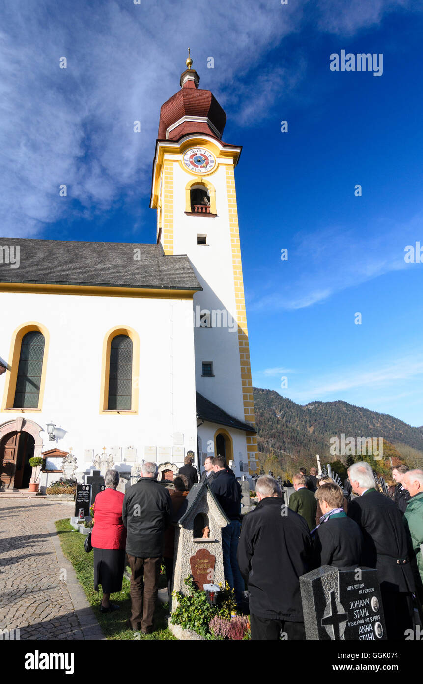 Unken: iglesia hl . James d . Ä . y el cementerio en conmemoración de los muertos en Todos Santos, Austria, Salzburgo, Pinzgau Foto de stock