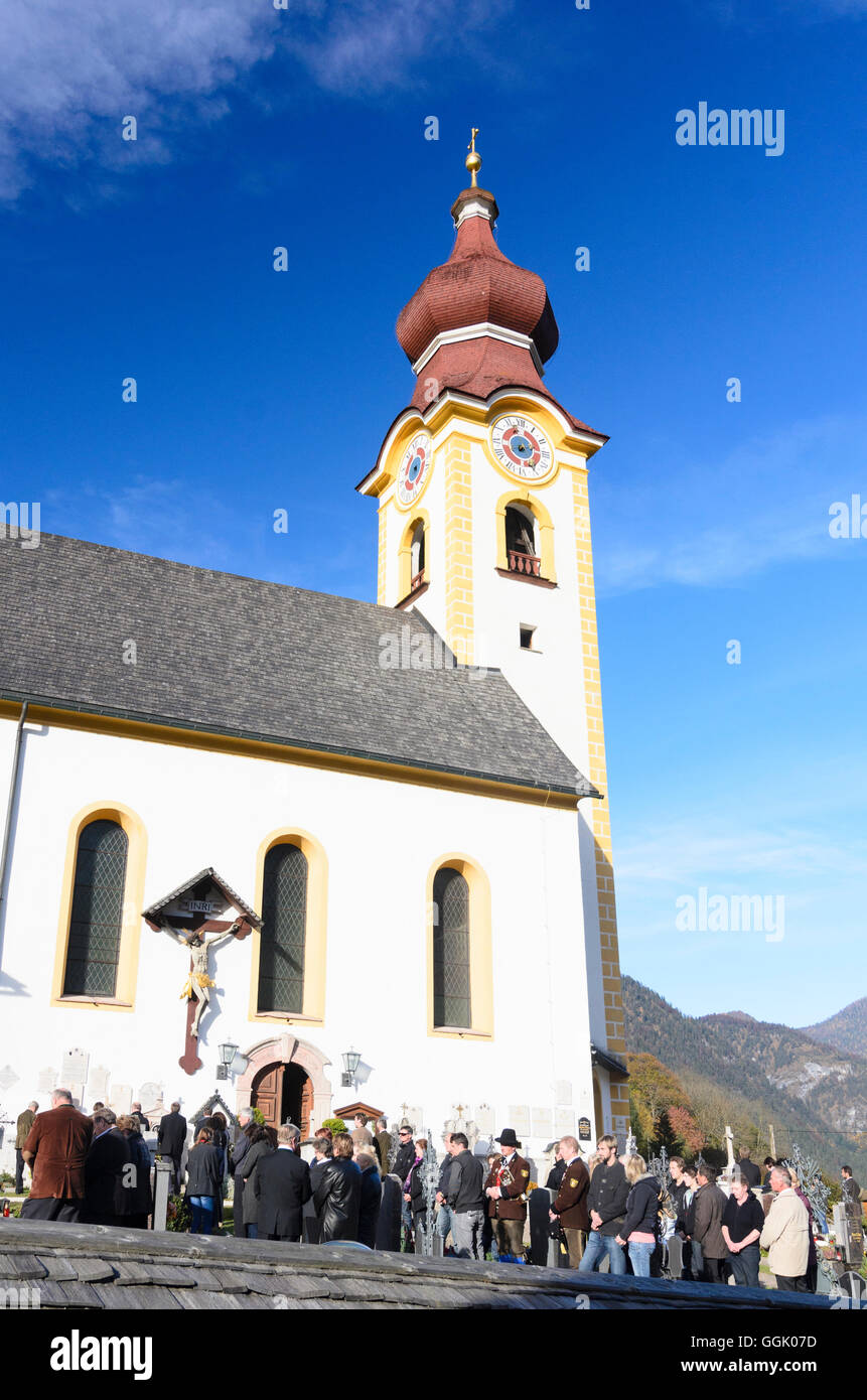 Unken: iglesia hl . James d . Ä . y el cementerio en conmemoración de los muertos en Todos Santos, Austria, Salzburgo, Pinzgau Foto de stock