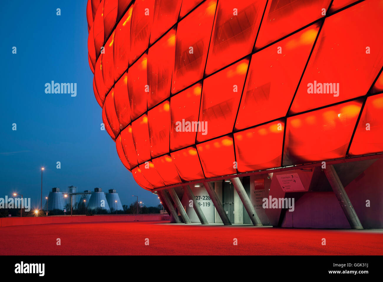 Allianz Arena en la noche, la luz roja, el estadio de fútbol del FC Bayern München, Munich, Baviera, Alemania, los arquitectos Herzog y De Meu Foto de stock