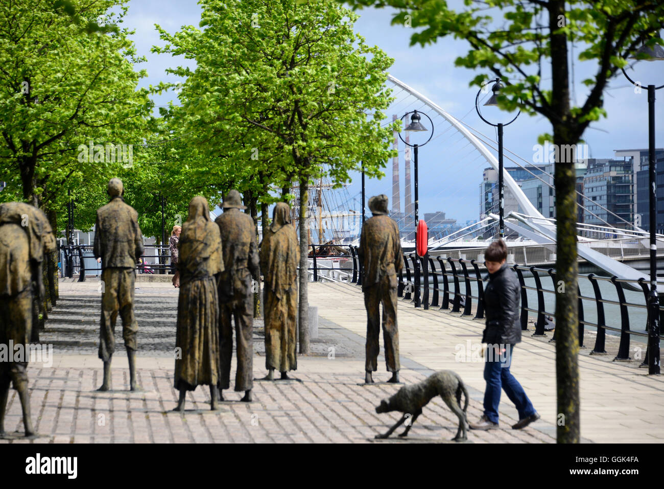 Las estatuas de hambruna en el río Liffey, Docklands, Dublín, Irlanda Foto de stock