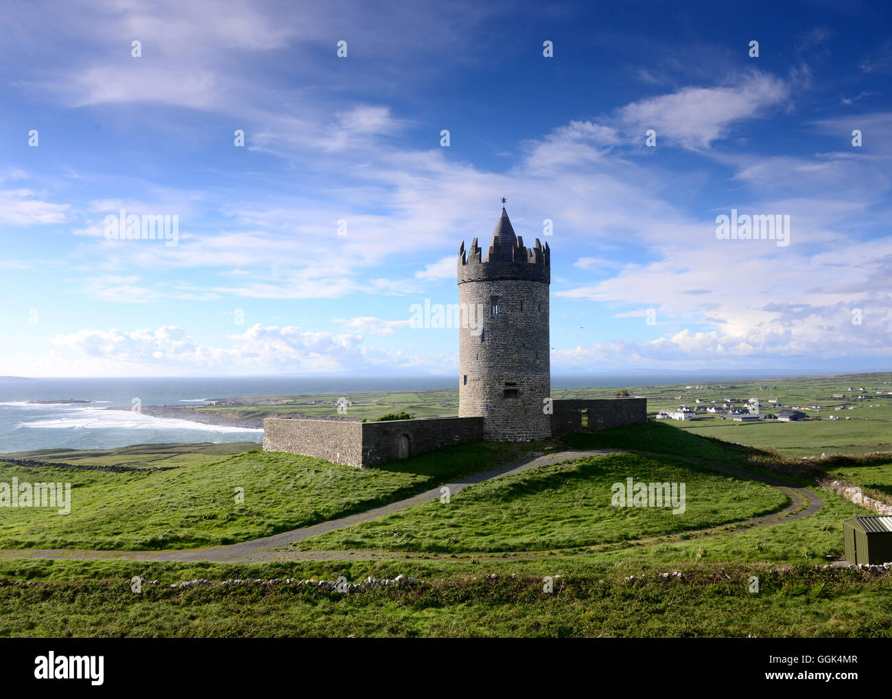 Castillo de Doonagore cerca de Doolin, Clare, West Coast, Irlanda Foto de stock