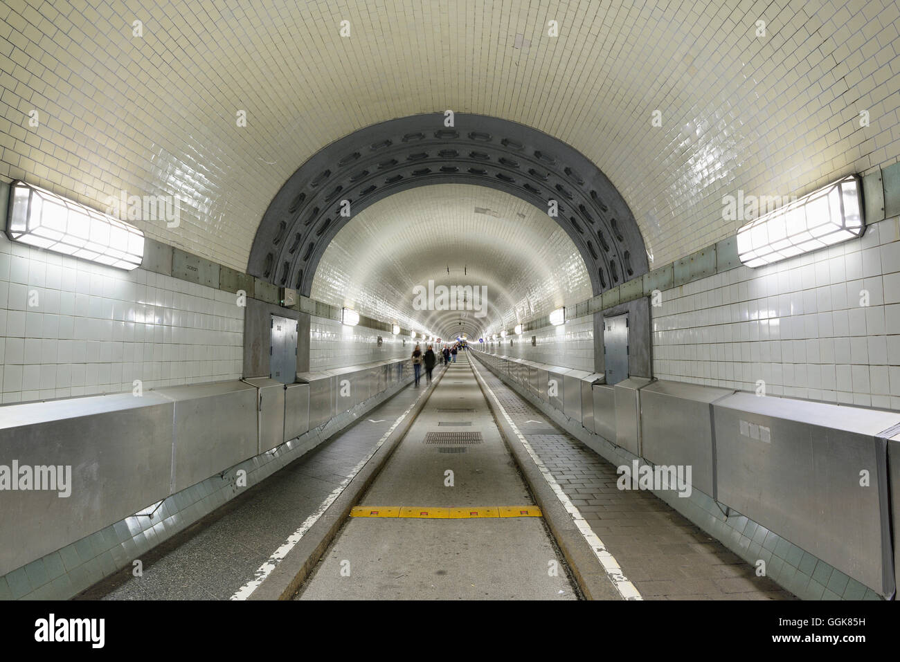 La gente caminando a través de Alter Elbtunnel, Alter Elbtunnel, Hamburgo, Alemania. Foto de stock