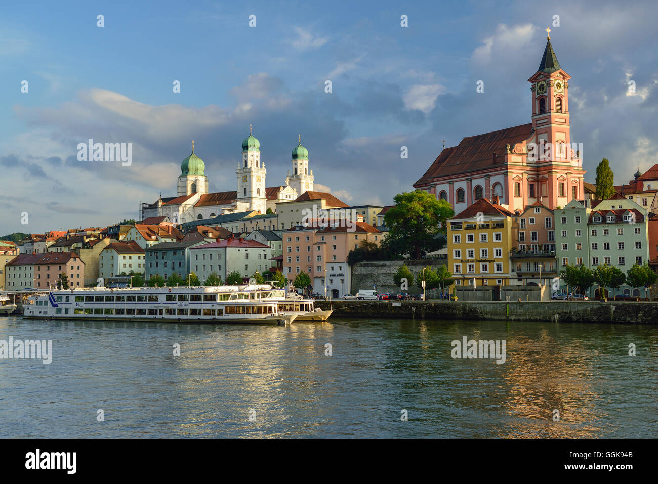 Vistas al río Danubio, a la vieja ciudad con la iglesia de San Pablo y la Catedral de San Esteban, Passau, Baja Baviera, Alemania Foto de stock
