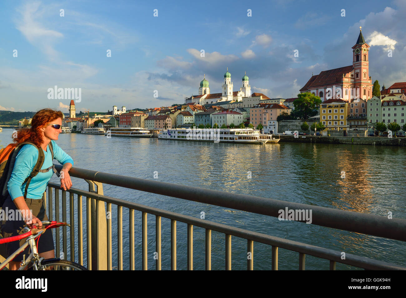 Ciclista mirando hacia el río Danubio a Passau, Baja Baviera, Alemania Foto de stock