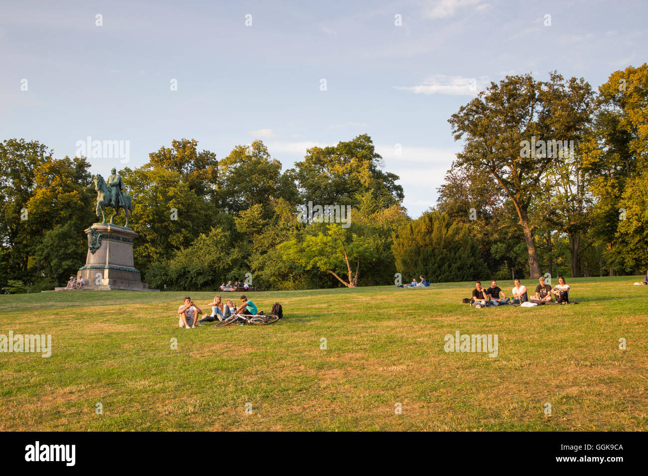 La gente descansando en el césped en el jardín Hofgarten, Coburg, Franconia, Baviera, Alemania Foto de stock