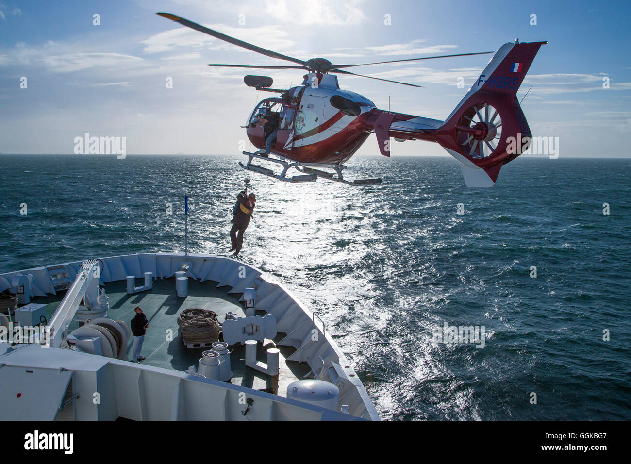 Piloto de helicópteros de transporte aéreo de Dunkerque desde la proa del barco crucero MS Deutschland (Peter Deilmann Reederei), Mar del Norte, cerca de Fran. Foto de stock