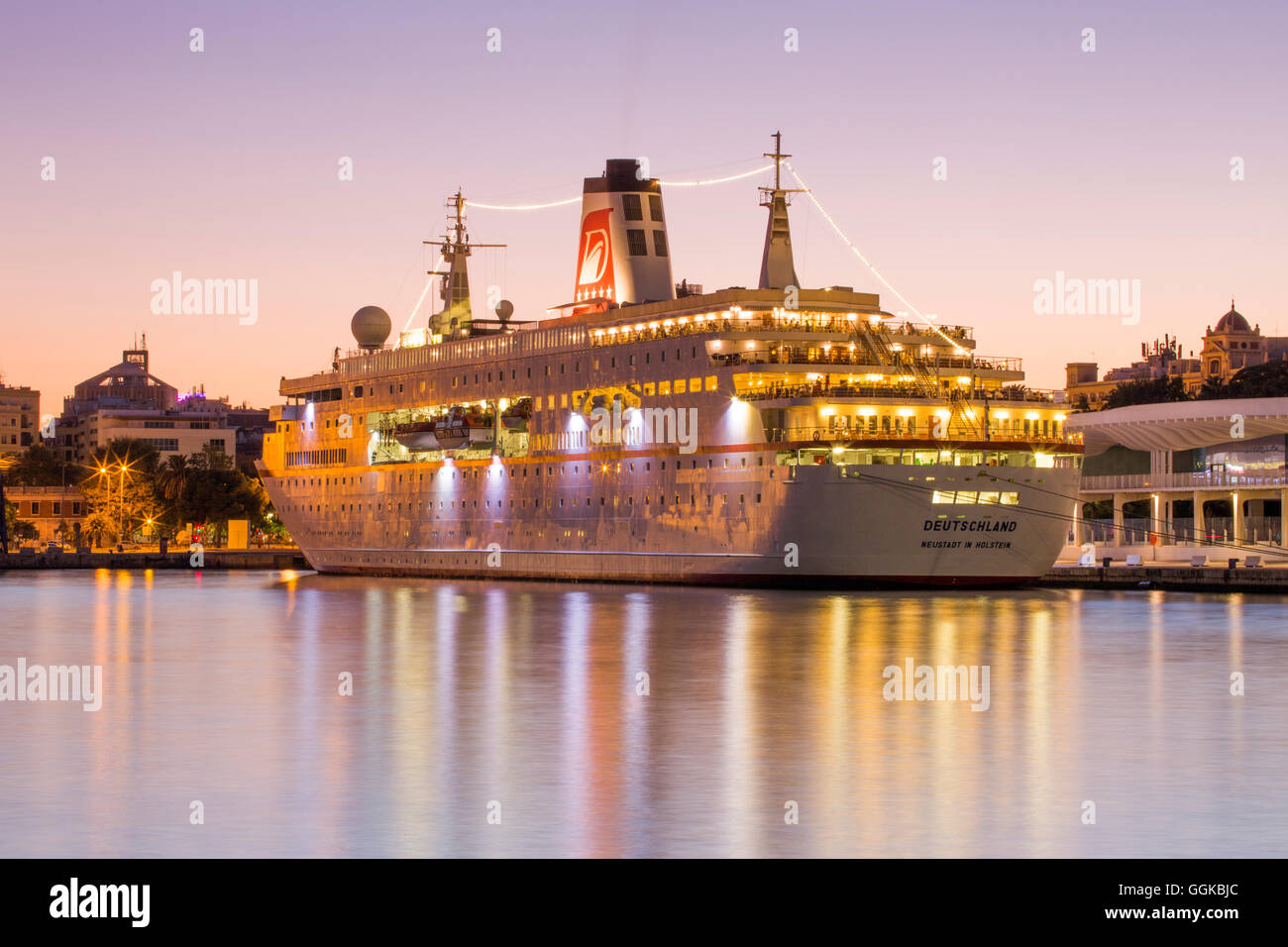 Barco Crucero MS Deutschland (Peter Deilmann Reederei) en Malaga Terminal de Cruceros al atardecer, Málaga, Andalucía, España Foto de stock