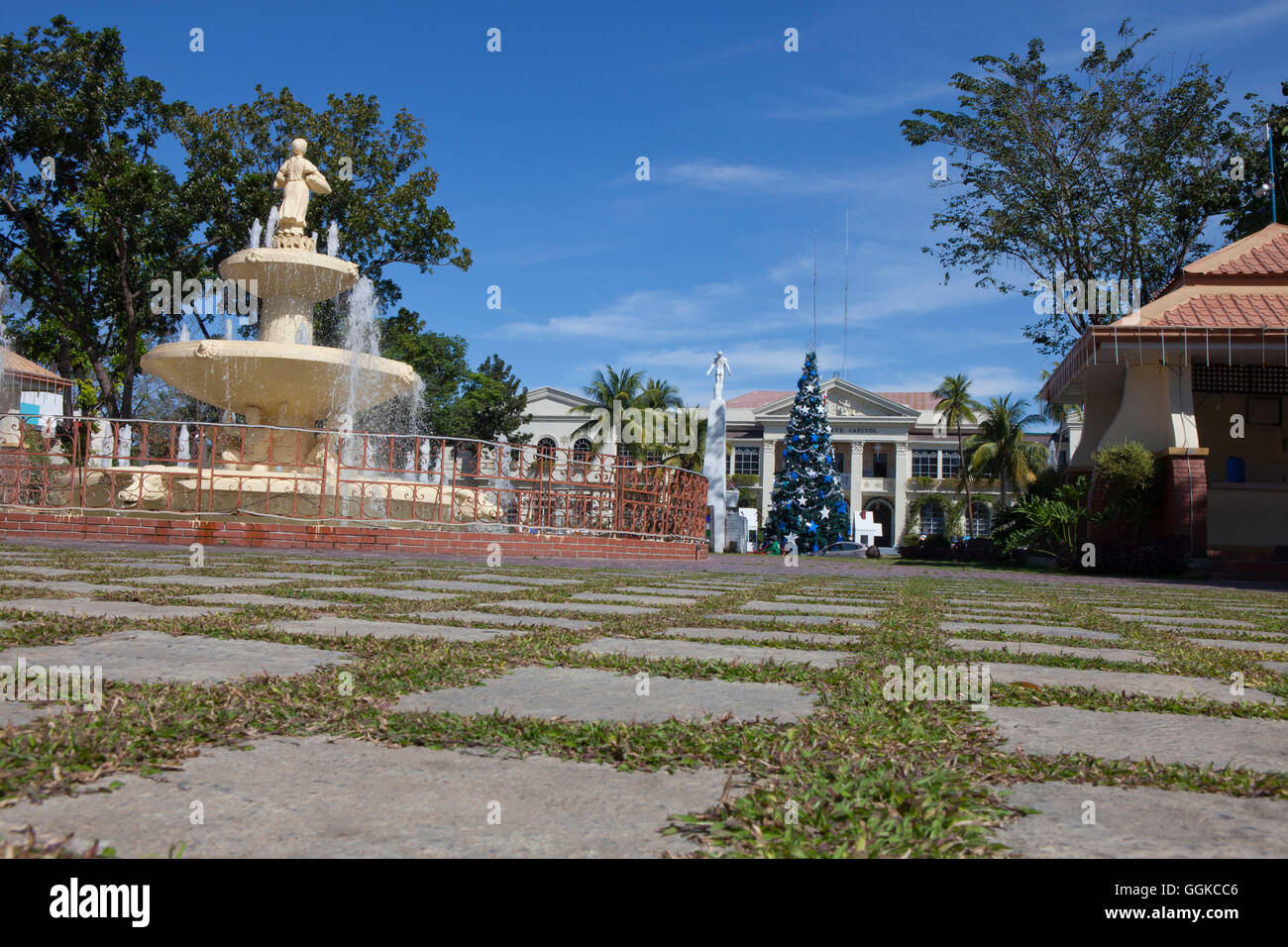 Aurora Park en la ciudad de Laoag, capital de la provincia de Ilocos Norte en la isla principal de Luzón, Kapitol der Provinz Ilocos Norte en Laoag Foto de stock