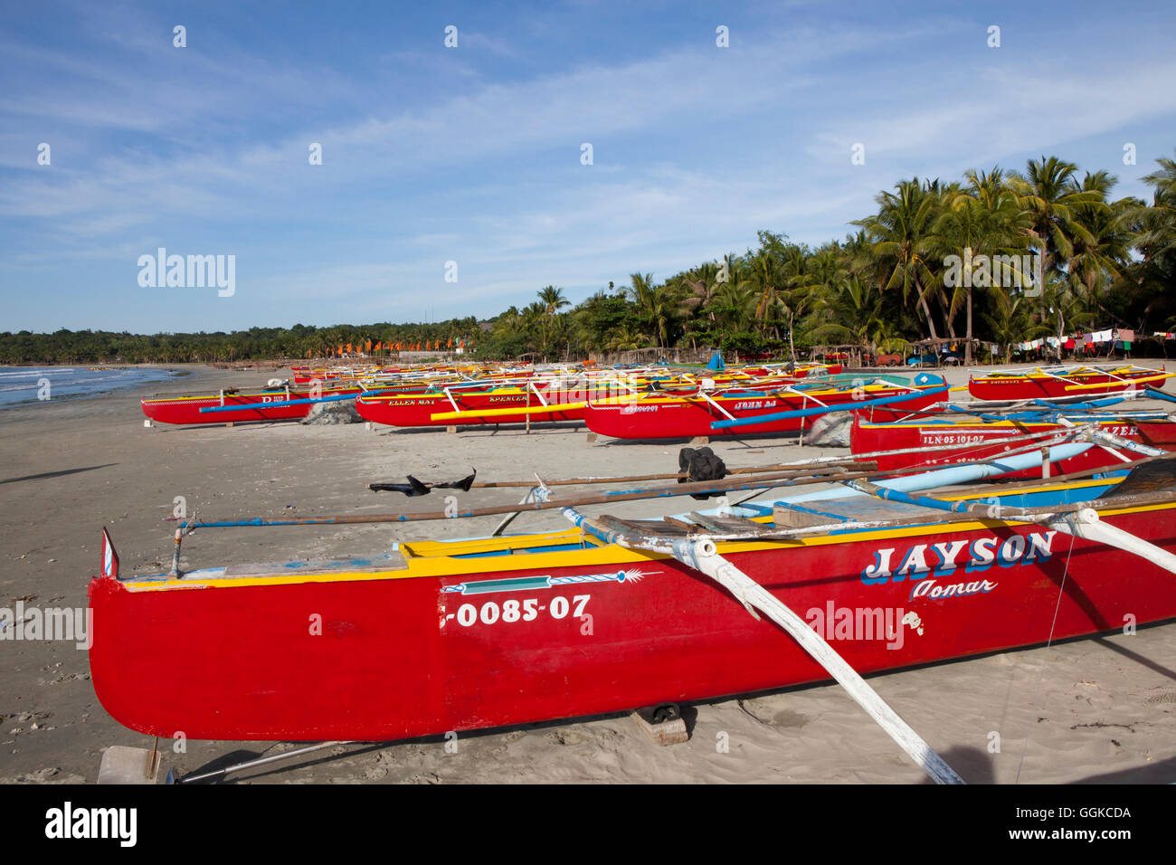 Los barcos pesqueros Pug-Os playa cerca de la ciudad de Laoag, Ilocos Norte provincia en la isla principal de Luzón, Filipinas, Asia Foto de stock