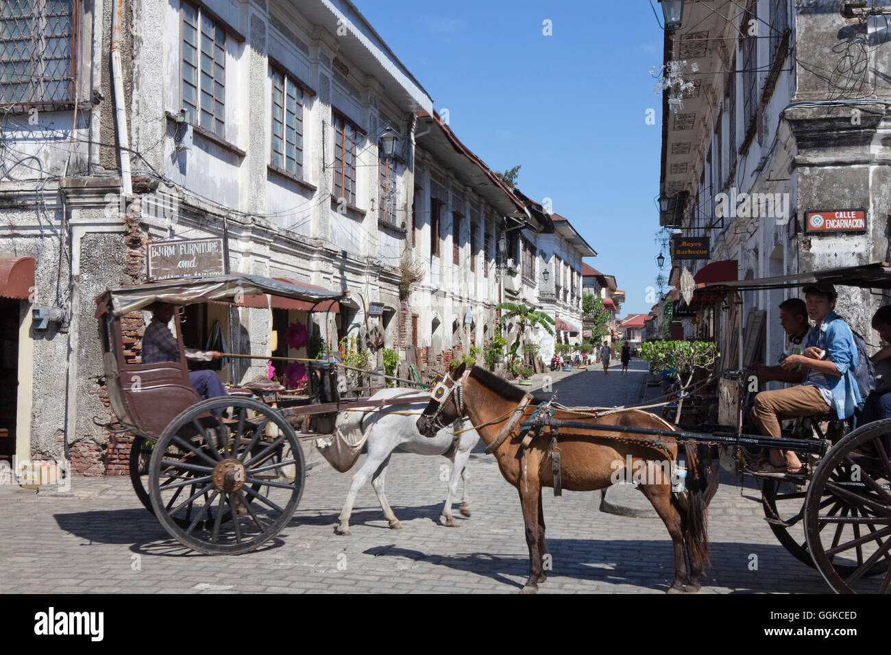 Carruajes de caballos en la ciudad histórica de Vigan Ciudad, Sitio del Patrimonio Mundial de la UNESCO, de la provincia de Ilocos Sur, en la isla principal Foto de stock