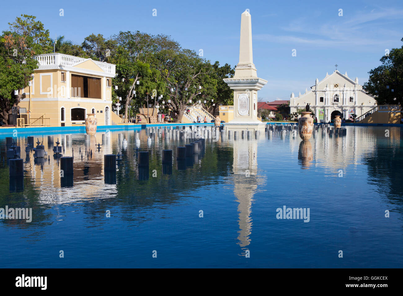 Obelisco delante de Vigan Catedral en el casco histórico de la ciudad de Vigan, Sitio del Patrimonio Mundial de la UNESCO, de la provincia de Ilocos Sur, sobre el AMI Foto de stock