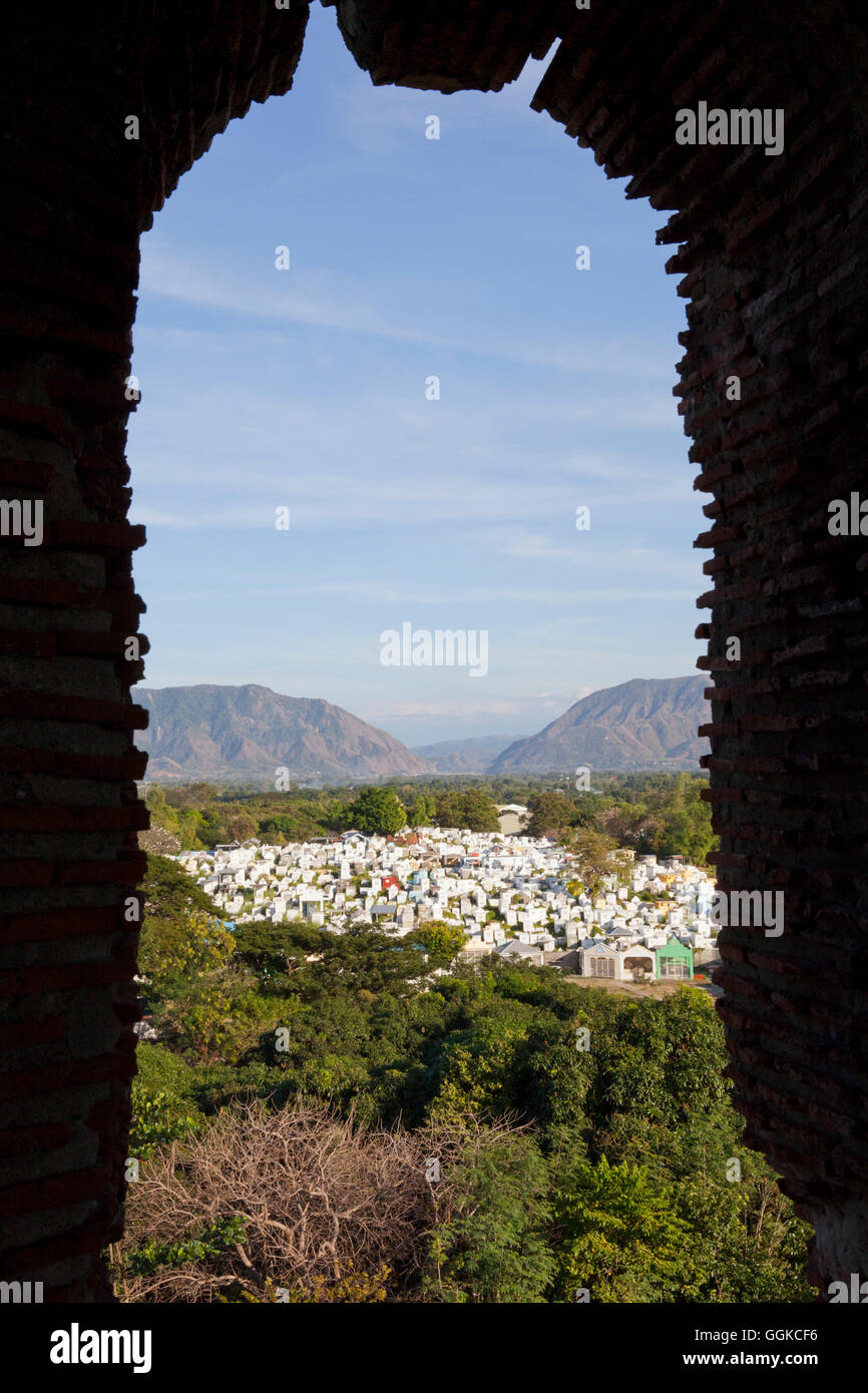Ver hacia un cementerio y las colinas desde el campanario de la Iglesia Bantay cerca de la ciudad histórica de Vigan, Patrimonio Mundial de la UNESCO Sit Foto de stock