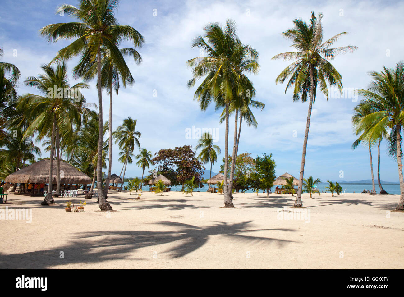 Playa Tropical en la isla Cowrie en Bahía Honda, cerca de Puerto Princesa, isla de Palawan, Filipinas, Asia Foto de stock