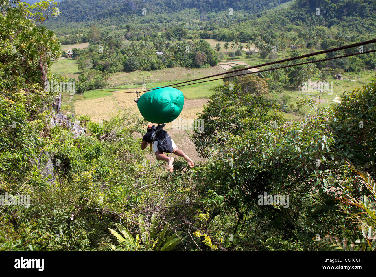 Zipline deslizándose en la costa oeste de la isla de Palawan, Filipinas, Asia Foto de stock
