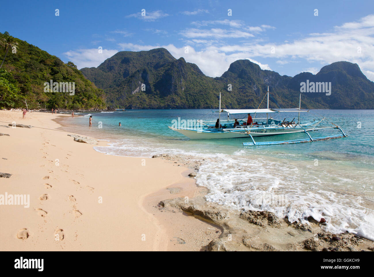 Playa Tropical en el archipiélago Bacuit cerca de El Nido, isla de Palawan, el Mar del Sur de China, Filipinas, Asia Foto de stock