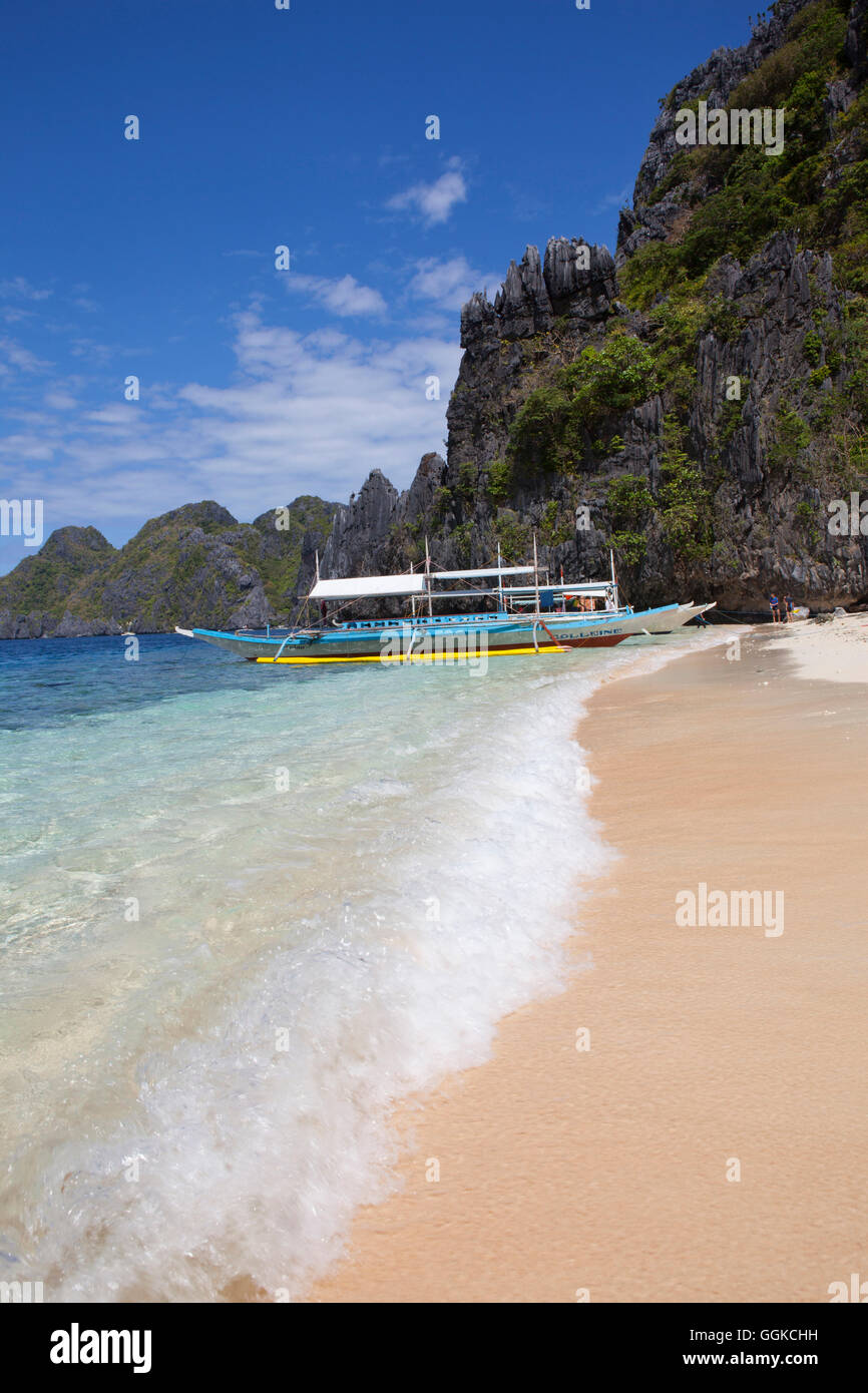 Playa Tropical en el archipiélago Bacuit cerca de El Nido, isla de Palawan, el Mar del Sur de China, Filipinas, Asia Foto de stock