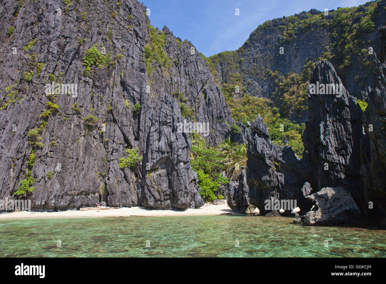 Extrañas formaciones rocosas en el archipiélago Bacuit cerca de El Nido, isla de Palawan, el Mar del Sur de China, Filipinas, Asia Foto de stock