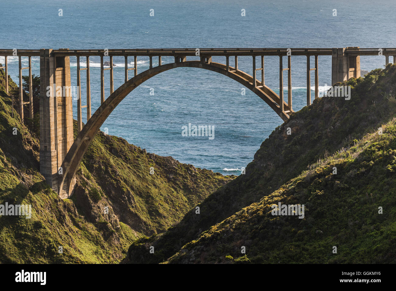 En la costa de Big Sur Bixby Creek Bridge, el Condado de Monterey, California, USA. Foto de stock