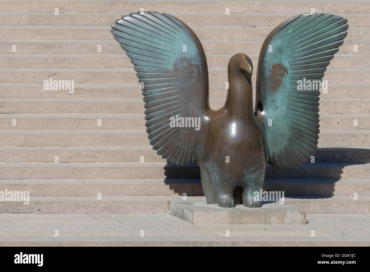 Estatua de bronce de aves por artista nativo de Nunavut. Foto de stock