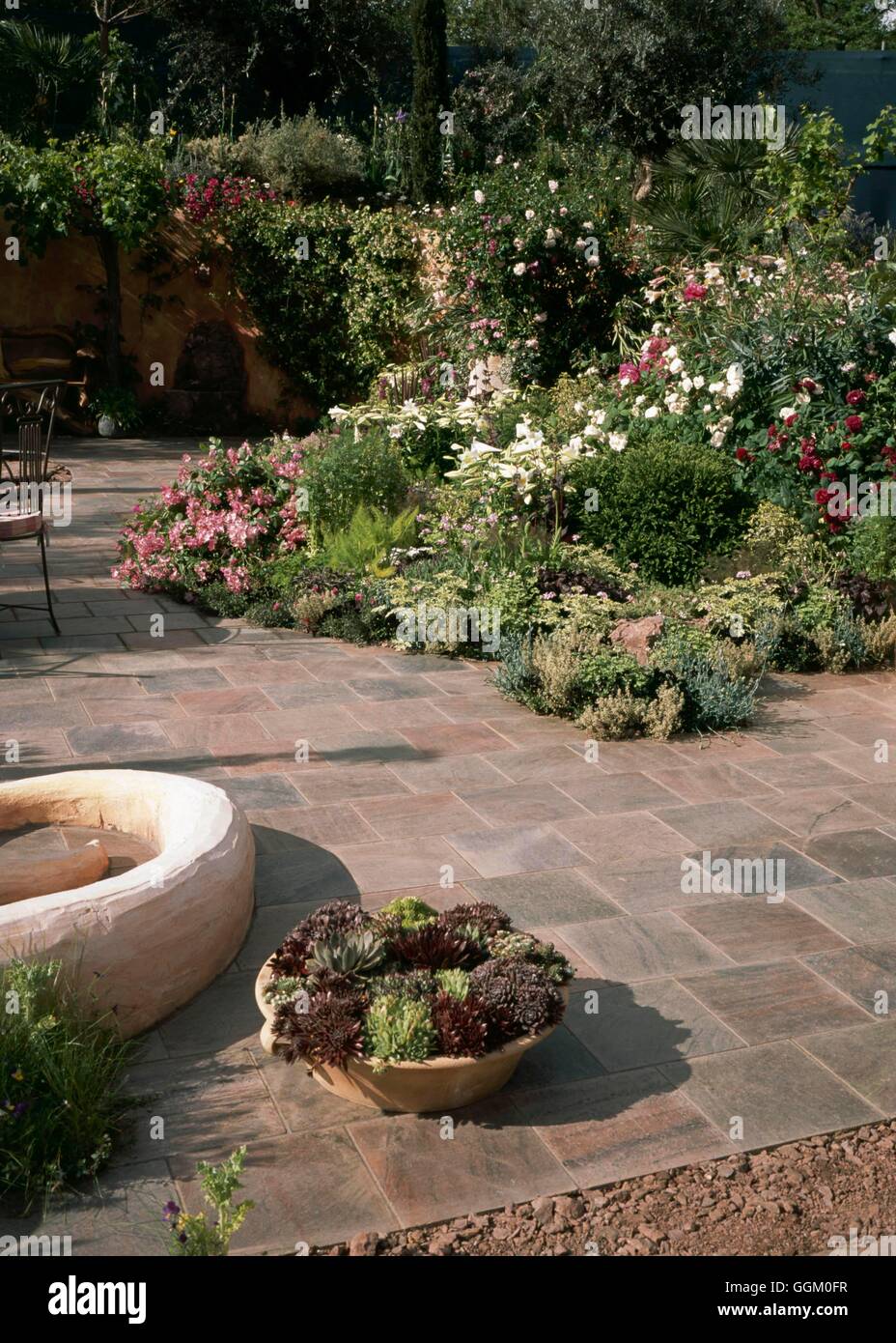 Patio con jardín de estilo mediterráneo-- - (Por favor credit: Fotos Hort/diseñador Marney Hall) MIW253665 Cred obligatoria Foto de stock